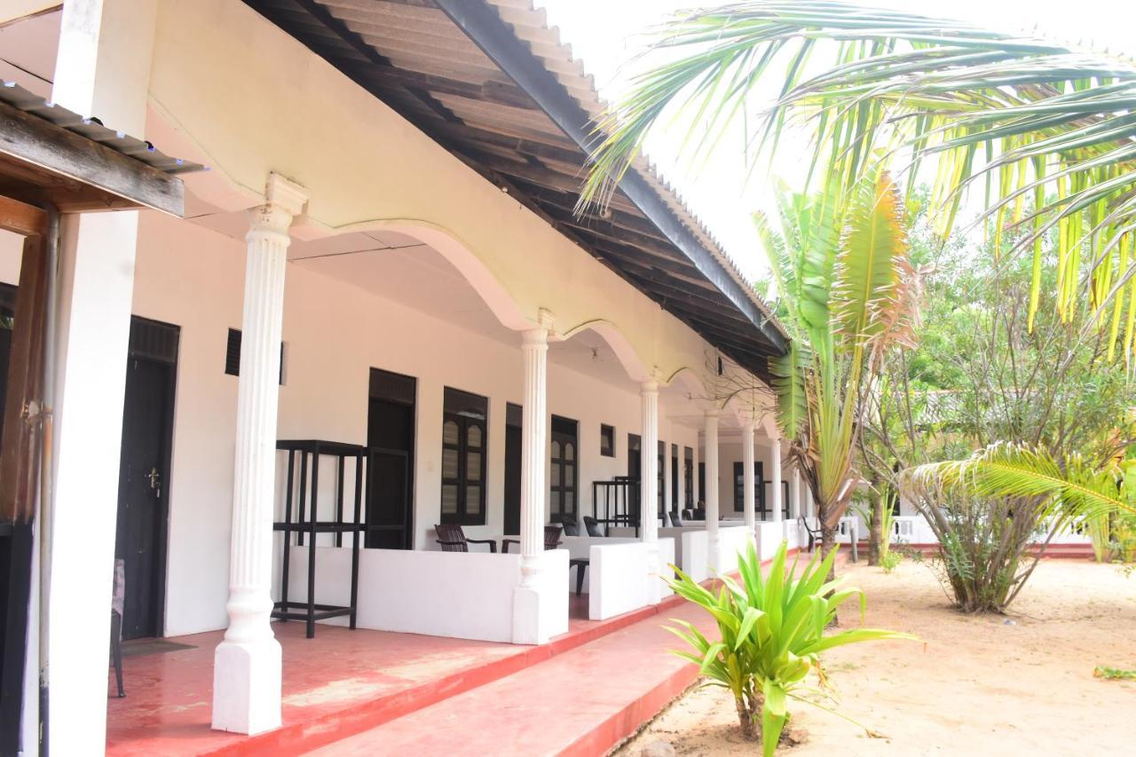 Alfresco Beach Hotel Uppuveli Ngoại thất bức ảnh