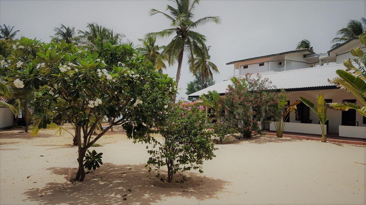 Alfresco Beach Hotel Uppuveli Ngoại thất bức ảnh